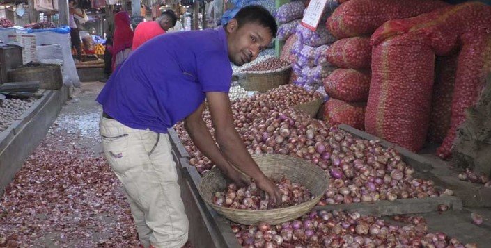 আলুর দাম কমলেও পেঁয়াজের বাজার গরম